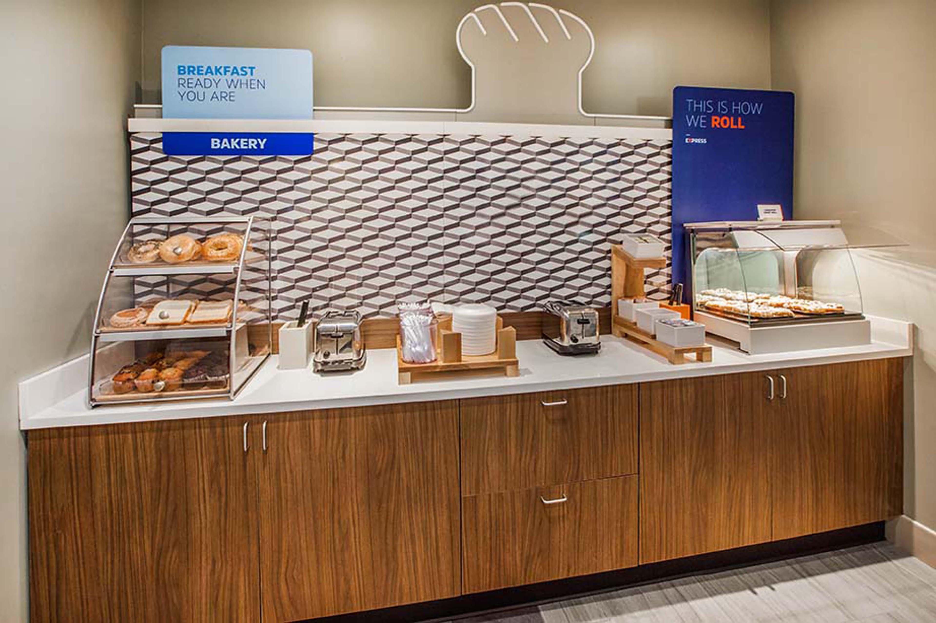 Holiday Inn Express Cleveland Downtown By Ihg Екстериор снимка