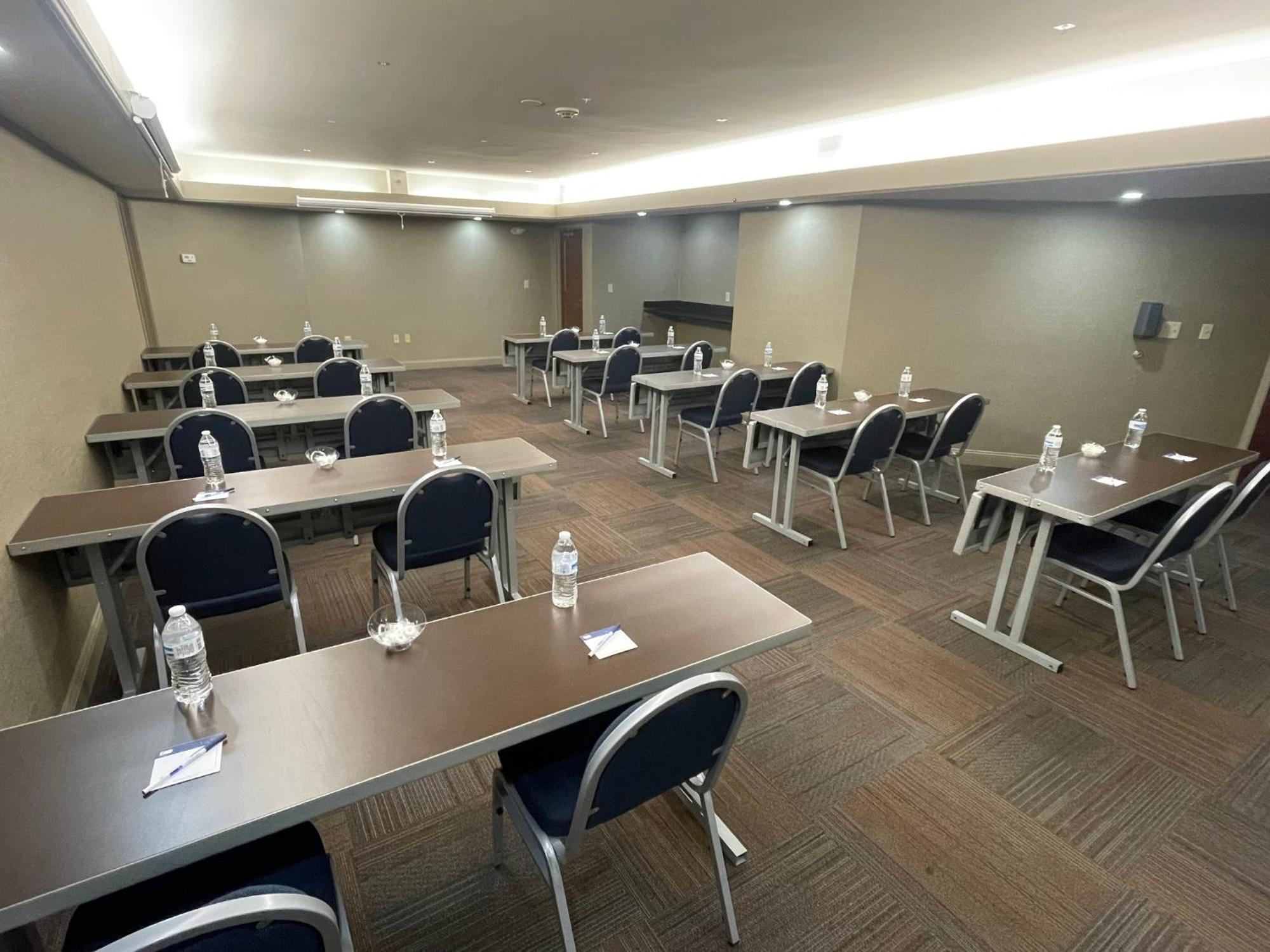 Holiday Inn Express Cleveland Downtown By Ihg Екстериор снимка